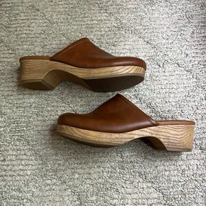 Universal Threads Clogs